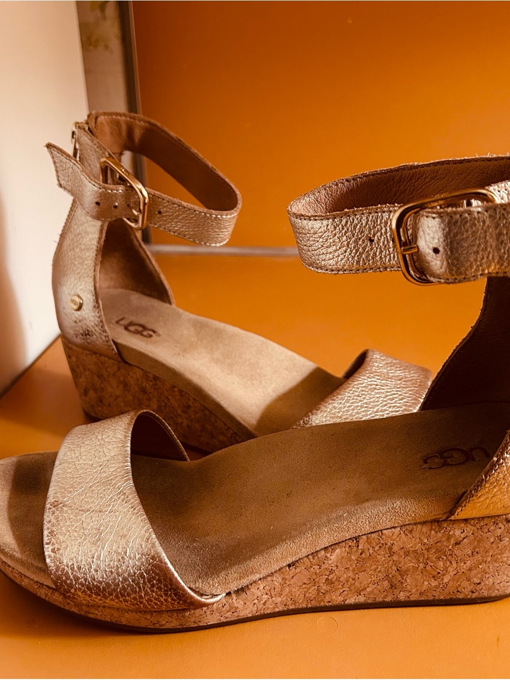 UGG ZOE II METALLIC SANDALS SIZE 8 PEBBLE GOLD CORK BUCKLE ANKLE STRAP